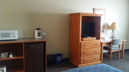 Edson Hotel | Travelodge by Wyndham Edson