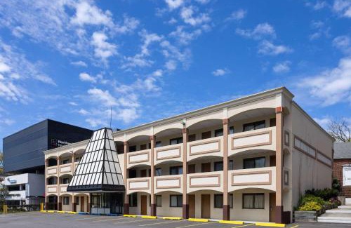 Manhasset Cabin | Travelodge by Wyndham Manhasset
