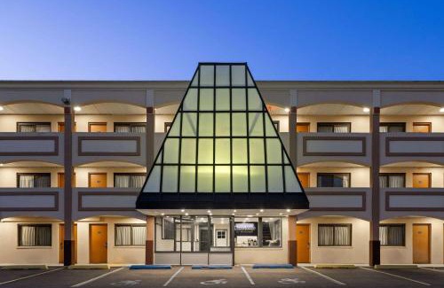Manhasset Cabin | Travelodge by Wyndham Manhasset