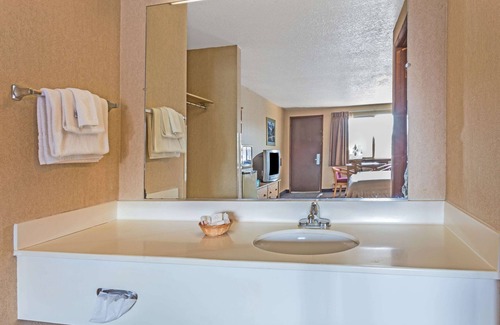 Halsey Hotel | Travelodge by Wyndham Pioneer Villa