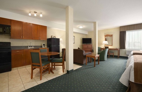 Strathmore Hotel | Travelodge by Wyndham Strathmore