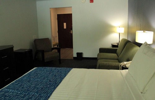 Racine Hotel | Travelodge by Wyndham Water's Edge Hotel - Racine