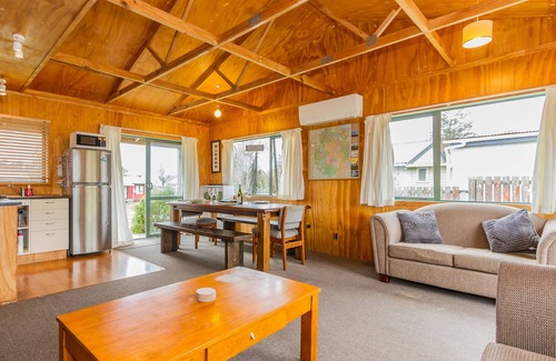 National Park Village House | Traverse Cabin. Cosy three bedroom holiday home