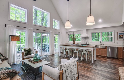 Treasure Lake House | Treasure Lake Home w/Deck: Walk to Bimini Lake!