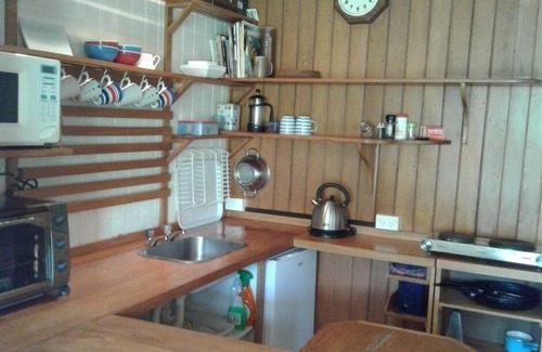 Warrington Cottage | TREE COTTAGE charming, secluded, 20 mins from town