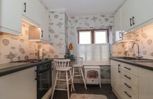 Broadway Cottage | TREE TOPS, pet friendly, character holiday cottage in Broadway