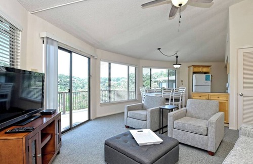Lakeway House | Treehouse Bungalow with Community Pool/Hot Tub 16
