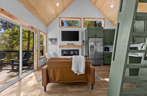 Beaver Shores Cabin | TreeHouse, Hot Tub, Wooded Views, Near Lake