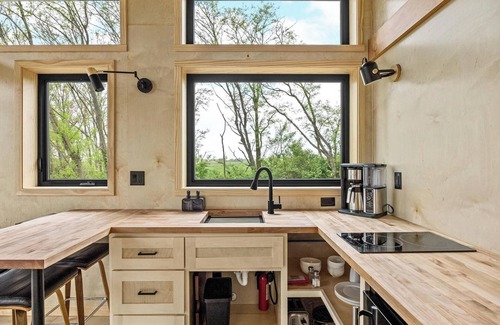 Oakdale Apartment | Treehouse on a large lavender farm + all amenities!