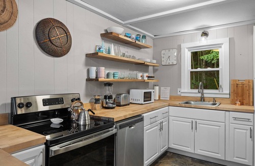 Newbury Ski Chalet | TreeTop House- A Hillside Retreat -Chalk Pond