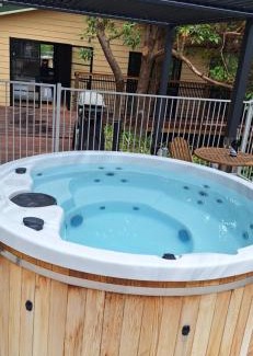 Warburton House | Treetop Retreat with Private Spa Mountain Views