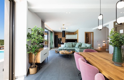 Asteri Villa | TreeTop Villa I, Private Pool, BBQ & Playground, close to Beach & Shops