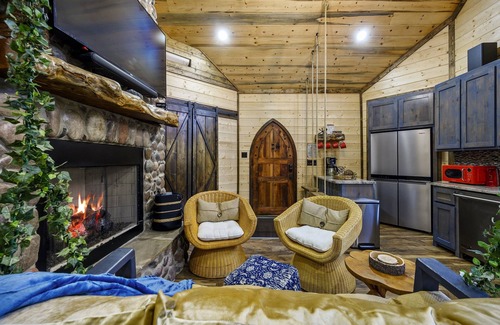 Broken Bow Cabin | Treetopia Treehouse!Waterfall!3Story Slide!OutdoorBed!Nest Hottub!Sauna!