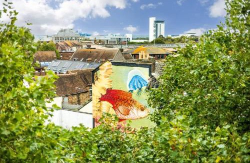 Poole Apartment | Treetops - Modern Apartment, Moments from Poole Quay