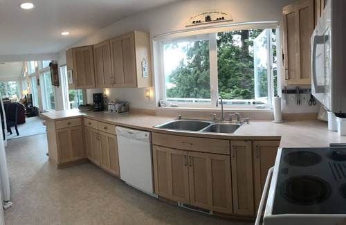Clinton House | TreeTops: Whidbey Island bayside retreat with sound and Olympic Mountain views