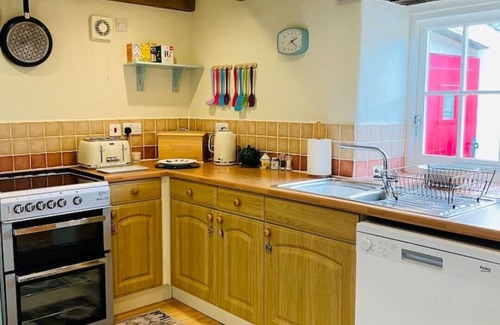 Goodwick Cottage | Trefechan Wen Dairy - Peaceful, character cottage near coastal path.