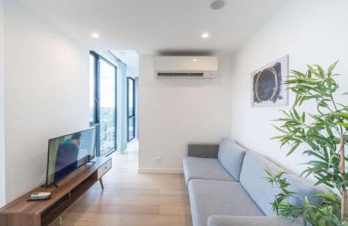 Spring Hill Apartment | Trendy 1 Bedroom with City Views Pool and Gym M14
