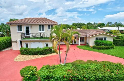 Lauderdale-by-the-Sea House | Trendy 1BR 2BA Heated Pool Short Walk to the Beach