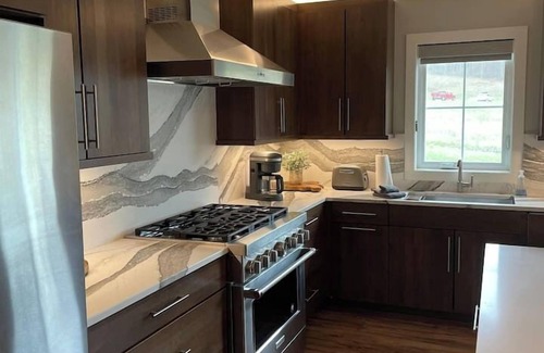 Plymouth House | Trendy 2-bedroom townhouse next to Road America