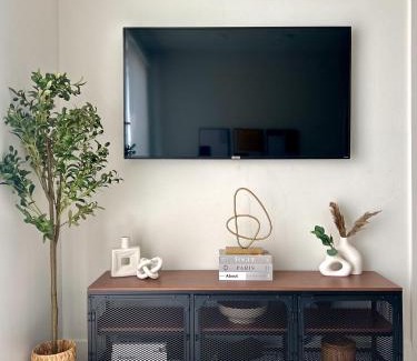 Wilshire Montana Apartment | Trendy 2BD 2BTH Apt steps from Downtown Santa Monica!