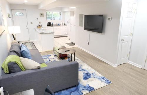Bloomingdale Apartment | Trendy Apt in Bloomingdale - Parking