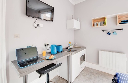 Portsmouth Apartment | Trendy, central one Bedroom Apartment with TV AND en-suite. 100% 5* Rating