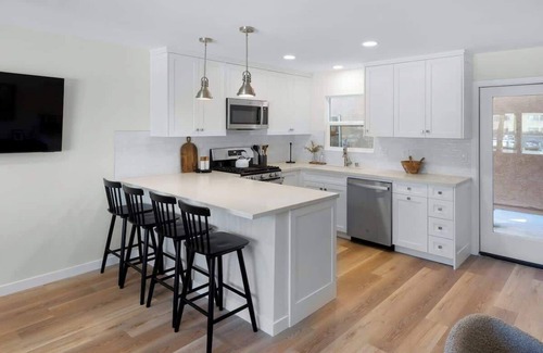 Mission Hills Apartment | Trendy Mission Hills Condo: 2 Bedrooms w/Parking
