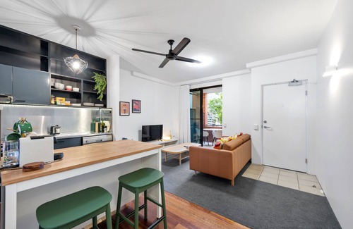 Teneriffe Apartment | Trendy Teneriffe! ~ 1Bed, 1Bath, 1Car, Balconies