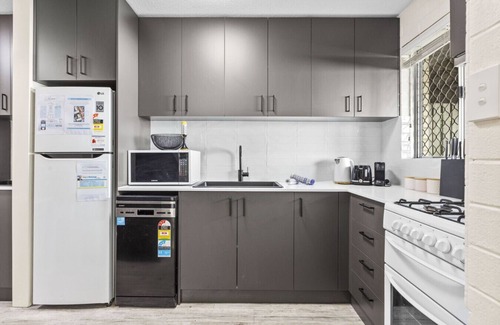Wembley House | Trendy townhouse on lake’s edge with lush parks!