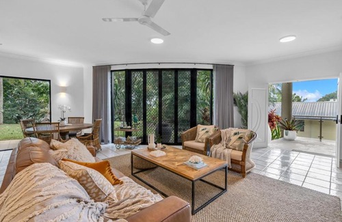 Trinity Beach Apartment | Trinity Beach Tropical Hideaway
