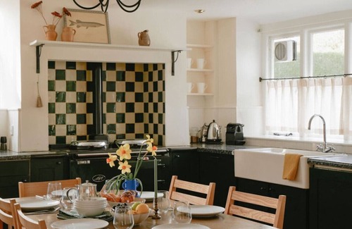 Stratton House | Trinity Farmhouse - Stunning House & Gardens