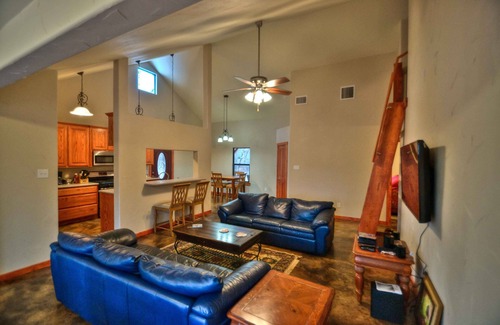 Hillsboro Cabin | Trinity Trails: Cedar Springs Cabin on 6 private acres on Lake Aquilla
