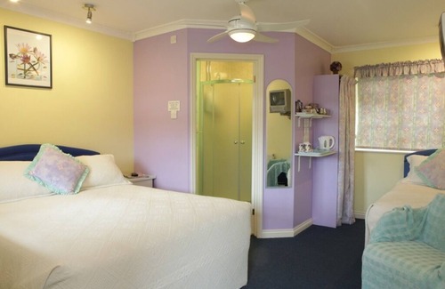 Takeley Bed & Breakfast | Triple Ensuite at Little Bullocks Farm