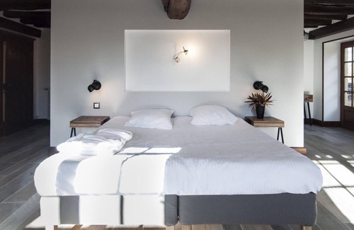 Eguilly Bed & Breakfast | Triple room-Deluxe-Ensuite-Garden view-Avec Sauna