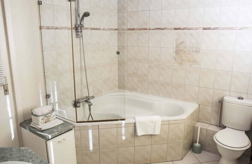 Remoncourt House | Triple Room with corner Bath street view