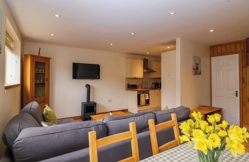 Chipping Norton Cottage | TRIUMPH COTTAGE, pet friendly, with a garden in Chipping Norton