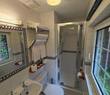 Crawley House | Trivelles Waterhall Country Gatwick Hotel & airport parking