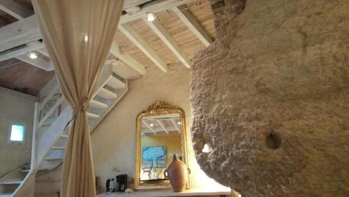 Thore-la-Rochette Bed & Breakfast | Troglodyte loft