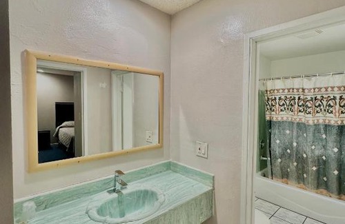Bell Hotel | Tropic West Motel