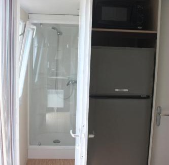 Vic-la-Gardiole Apartment | Tropical Bungalow 2