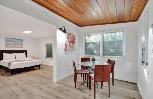 Sailboat Bend Apartment | Tropical Oasis Studio w Pool