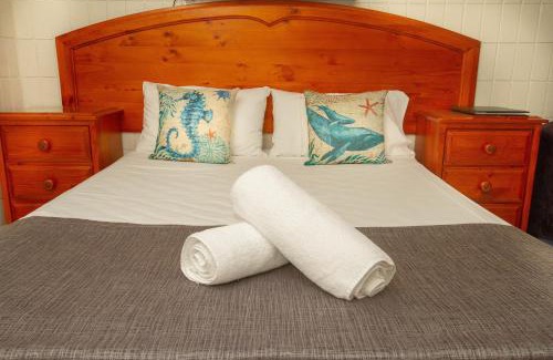 Picnic Bay Hotel | Tropical Palms Resort & 4WD Hire
