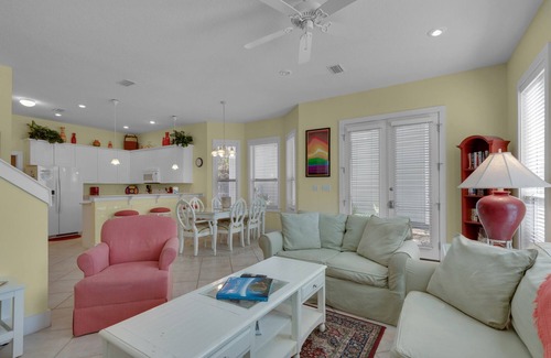 Miramar Beach Cottage | Tropical Paradise in Beach Retreat - FREE Beach Serv. In Season Mar - Oct!