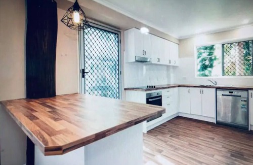Dolphin Heads House | Tropical Retreat close to beach in an acreage