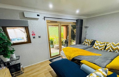 Newcastle-upon-Tyne Cabin | Tropical Style House Near Newcastle City Centre