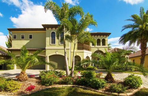 Eight Lakes Villa | Tropical waterfront paradise with gulf access, heated infinity pool and spa - Villa Southern Shores