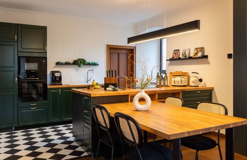 Budesheim Apartment | Tropical Wellness Suite Sauna, whirlpool, TV, BBQ