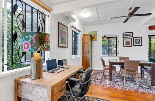 Edge Hill House | Tropicana Cottage - Eclectic Poolside Haven near CBD