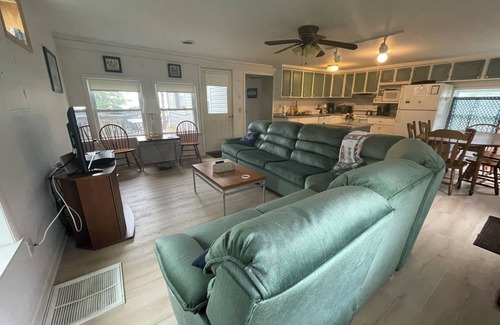 Seneca Falls Cottage | True lakefront! New October openings … C/Air, kayaks, fishing. Pontoon optional.