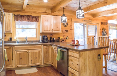 Deep Gap Cabin | True Log Cabin 3/2 Fiber OPTICS, Trout-Stocked Creek, Hot Tub !